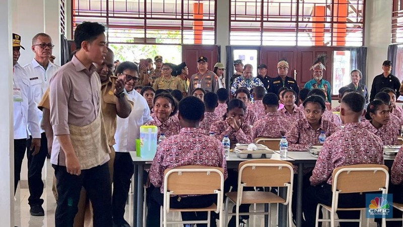 Wakil Presiden Gibran Rakabuming meninjau Sekolah Rakyat Menengah Atas 41 Biak, Papua. (CNBC Indonesia/Halimatus Sa&rsquo;diyah)