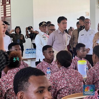 Potret Wapres Gibran Blusukan Cek Sekolah Rakyat di Biak Numfor Papua