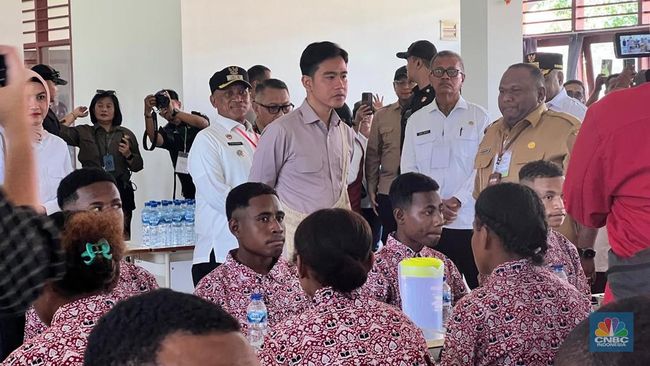 Potret Wapres Gibran Blusukan Cek Sekolah Rakyat di Biak Numfor Papua