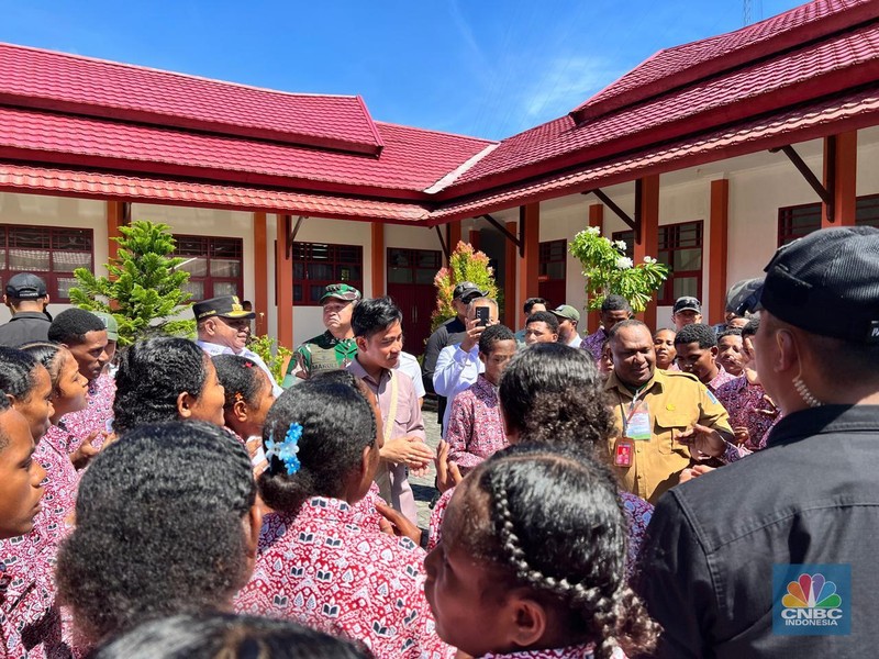 Wakil Presiden Gibran Rakabuming meninjau Sekolah Rakyat Menengah Atas 41 Biak, Papua. (CNBC Indonesia/Halimatus Sa&rsquo;diyah)