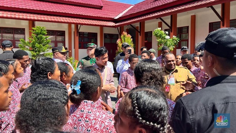 Wakil Presiden Gibran Rakabuming meninjau Sekolah Rakyat Menengah Atas 41 Biak, Papua. (CNBC Indonesia/Halimatus Sa&rsquo;diyah)