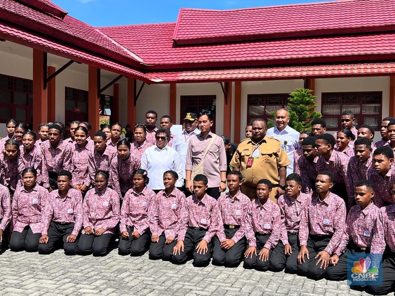 Wakil Presiden Gibran Rakabuming meninjau Sekolah Rakyat Menengah Atas 41 Biak, Papua. (CNBC Indonesia/Halimatus Sa&rsquo;diyah)