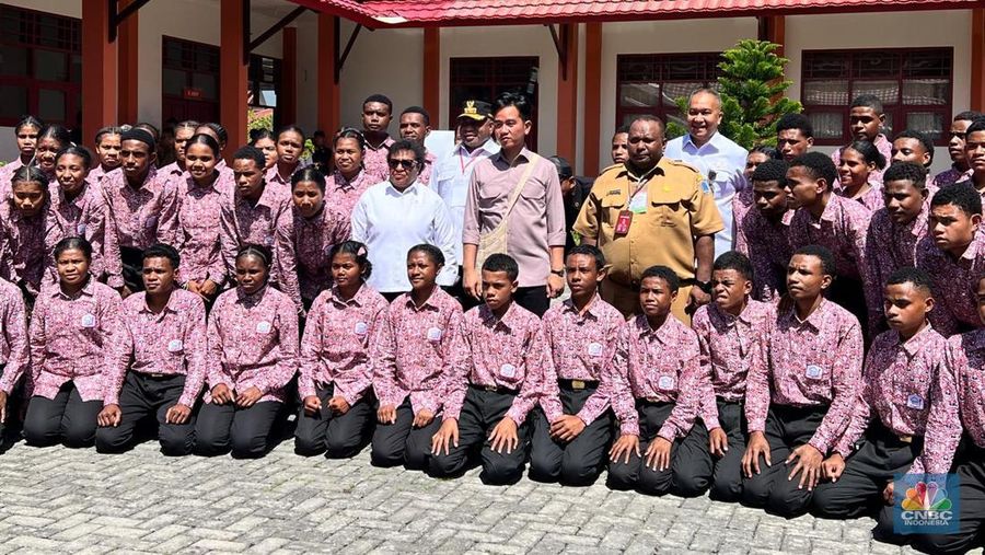 Wakil Presiden Gibran Rakabuming meninjau Sekolah Rakyat Menengah Atas 41 Biak, Papua. (CNBC Indonesia/Halimatus Sa&rsquo;diyah)