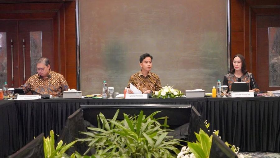 Wakil Presiden Gibran Rakabuming Raka didampingi Menteri Koordinator Bidang Perekonomian, Airlangga Hartarto saat Rapat Koordinasi terkait Kepariwisataan Tahun 2026 di Kantor Kementerian Pariwisata. (Instagram/airlanggahartarto_official)