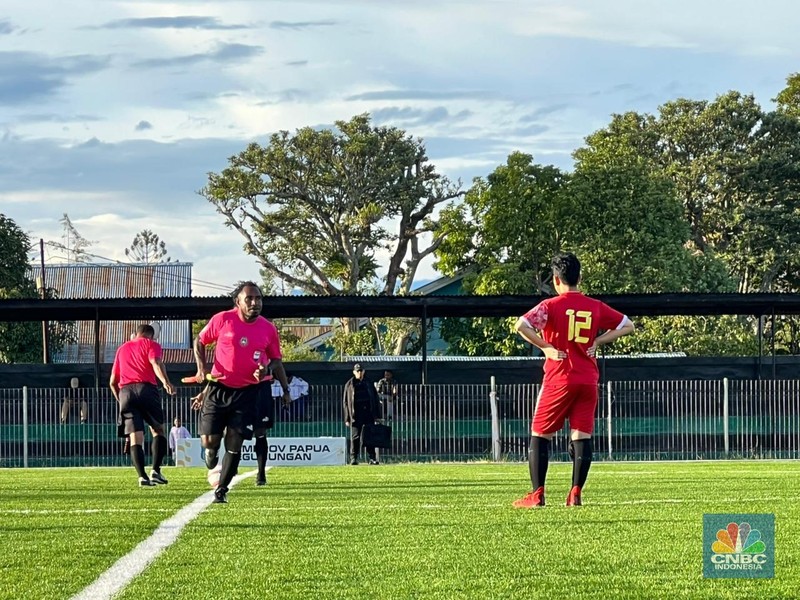 Wakil Presiden (Wapres) Gibran Rakabuming bermain bola bersama sejumlah anak-anak dari Sekolah Sepak Bola Yehuda dan Bethlehem di sela-sela kunjungan kerjanya di Wamena, Papua Pegunungan, Selasa (13/1/2026). (CNBC Indonesia/Halimatus Sa&rsquo;diyah)