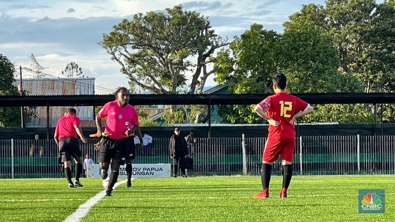 Wakil Presiden (Wapres) Gibran Rakabuming bermain bola bersama sejumlah anak-anak dari Sekolah Sepak Bola Yehuda dan Bethlehem di sela-sela kunjungan kerjanya di Wamena, Papua Pegunungan, Selasa (13/1/2026). (CNBC Indonesia/Halimatus Sa&rsquo;diyah)