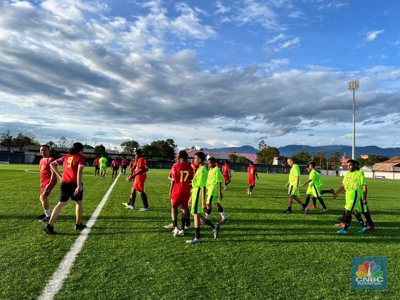 Wakil Presiden (Wapres) Gibran Rakabuming bermain bola bersama sejumlah anak-anak dari Sekolah Sepak Bola Yehuda dan Bethlehem di sela-sela kunjungan kerjanya di Wamena, Papua Pegunungan, Selasa (13/1/2026). (CNBC Indonesia/Halimatus Sa&rsquo;diyah)