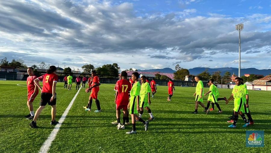 Wakil Presiden (Wapres) Gibran Rakabuming bermain bola bersama sejumlah anak-anak dari Sekolah Sepak Bola Yehuda dan Bethlehem di sela-sela kunjungan kerjanya di Wamena, Papua Pegunungan, Selasa (13/1/2026). (CNBC Indonesia/Halimatus Sa&rsquo;diyah)