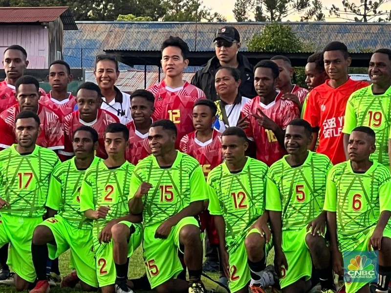 Wakil Presiden (Wapres) Gibran Rakabuming bermain bola bersama sejumlah anak-anak dari Sekolah Sepak Bola Yehuda dan Bethlehem di sela-sela kunjungan kerjanya di Wamena, Papua Pegunungan, Selasa (13/1/2026). (CNBC Indonesia/Halimatus Sa&rsquo;diyah)