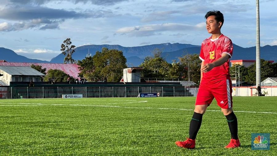 Wakil Presiden (Wapres) Gibran Rakabuming bermain bola bersama sejumlah anak-anak dari Sekolah Sepak Bola Yehuda dan Bethlehem di sela-sela kunjungan kerjanya di Wamena, Papua Pegunungan, Selasa (13/1/2026). (CNBC Indonesia/Halimatus Sa&rsquo;diyah)