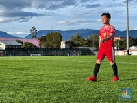 Momen Wapres Gibran Cetak Hattrick saat Main Bola Bareng Anak Papua