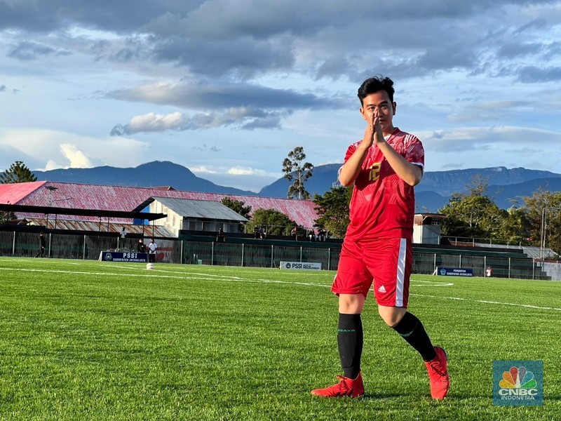 Wakil Presiden (Wapres) Gibran Rakabuming bermain bola bersama sejumlah anak-anak dari Sekolah Sepak Bola Yehuda dan Bethlehem di sela-sela kunjungan kerjanya di Wamena, Papua Pegunungan, Selasa (13/1/2026). (CNBC Indonesia/Halimatus Sa&rsquo;diyah)