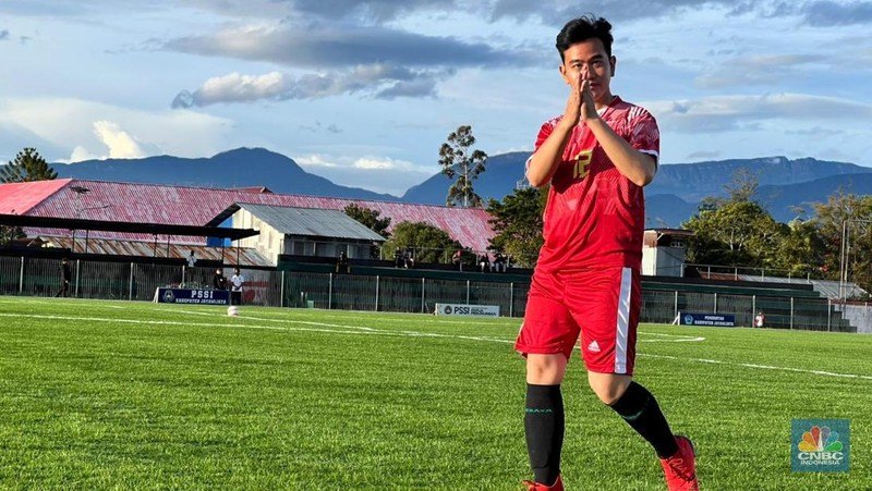 Wakil Presiden (Wapres) Gibran Rakabuming bermain bola bersama sejumlah anak-anak dari Sekolah Sepak Bola Yehuda dan Bethlehem di sela-sela kunjungan kerjanya di Wamena, Papua Pegunungan, Selasa (13/1/2026). (CNBC Indonesia/Halimatus Sa&rsquo;diyah)