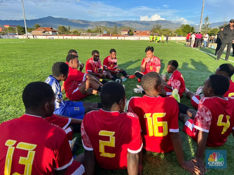 Wakil Presiden (Wapres) Gibran Rakabuming bermain bola bersama sejumlah anak-anak dari Sekolah Sepak Bola Yehuda dan Bethlehem di sela-sela kunjungan kerjanya di Wamena, Papua Pegunungan, Selasa (13/1/2026). (CNBC Indonesia/Halimatus Sa&rsquo;diyah)