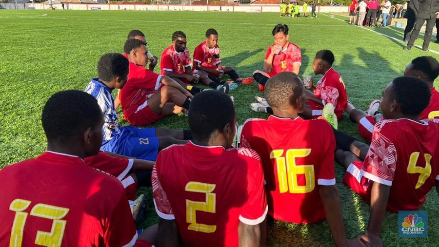 Wakil Presiden (Wapres) Gibran Rakabuming bermain bola bersama sejumlah anak-anak dari Sekolah Sepak Bola Yehuda dan Bethlehem di sela-sela kunjungan kerjanya di Wamena, Papua Pegunungan, Selasa (13/1/2026). (CNBC Indonesia/Halimatus Sa&rsquo;diyah)