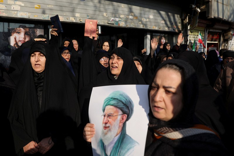 Warga Iran menghadiri unjuk rasa pro-pemerintah di Taheran, Iran, Senin (12/1/2026). (Stringer/WANA via REUTERS)