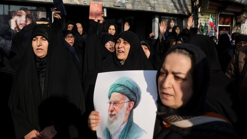 Warga Iran menghadiri unjuk rasa pro-pemerintah di Taheran, Iran, Senin (12/1/2026). (Stringer/WANA via REUTERS)