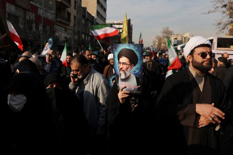 Warga Iran menghadiri unjuk rasa pro-pemerintah di Taheran, Iran, Senin (12/1/2026). (Stringer/WANA via REUTERS)