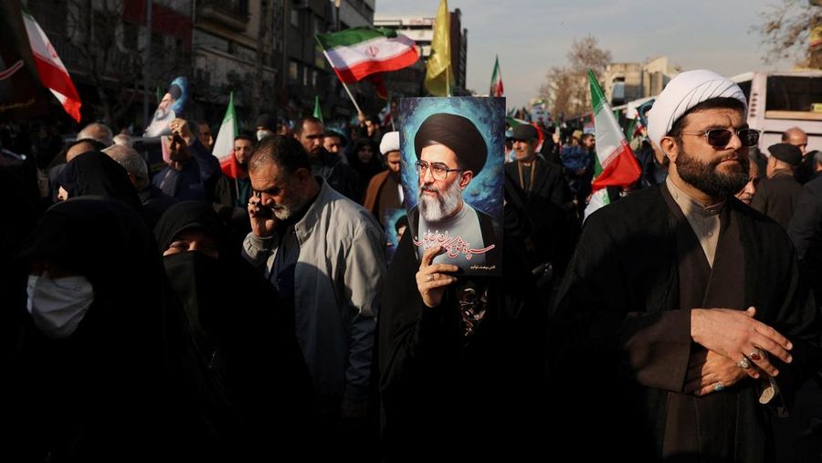 Warga Iran menghadiri unjuk rasa pro-pemerintah di Taheran, Iran, Senin (12/1/2026). (Stringer/WANA via REUTERS)