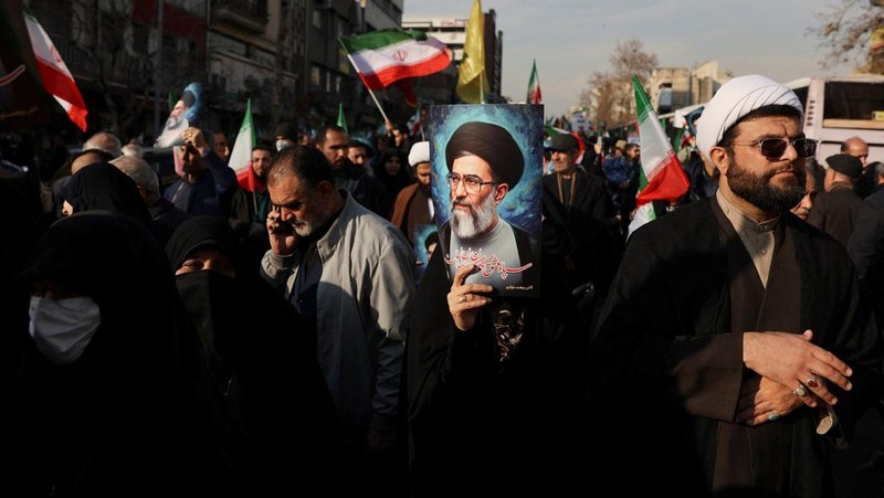 Warga Iran menghadiri unjuk rasa pro-pemerintah di Taheran, Iran, Senin (12/1/2026). (Stringer/WANA via REUTERS)