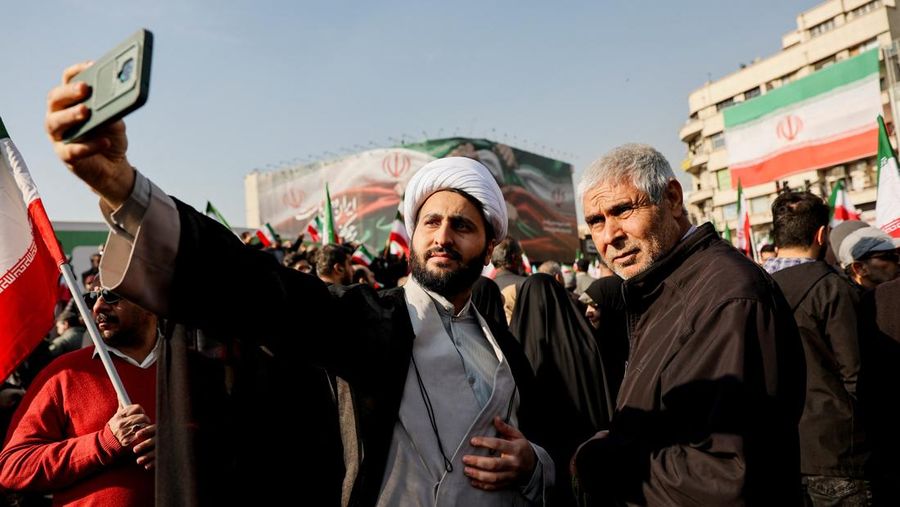 Warga Iran menghadiri unjuk rasa pro-pemerintah di Taheran, Iran, Senin (12/1/2026). (Stringer/WANA via REUTERS)