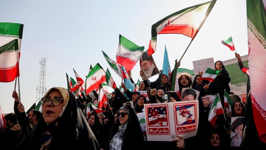 Warga Iran menghadiri unjuk rasa pro-pemerintah di Taheran, Iran, Senin (12/1/2026). (Stringer/WANA via REUTERS)