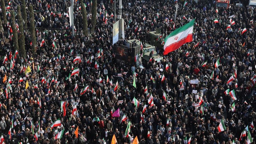 Warga Iran menghadiri unjuk rasa pro-pemerintah di Taheran, Iran, Senin (12/1/2026). (Stringer/WANA via REUTERS)