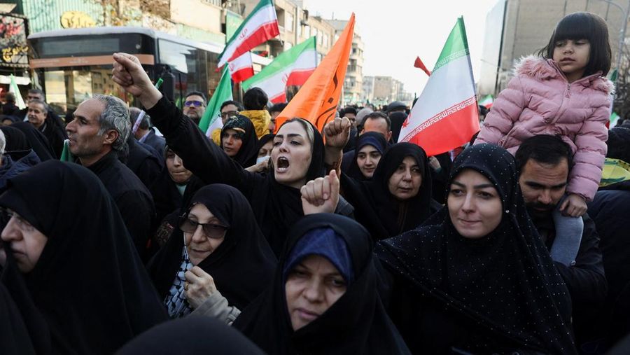 Warga Iran menghadiri unjuk rasa pro-pemerintah di Taheran, Iran, Senin (12/1/2026). (Stringer/WANA via REUTERS)