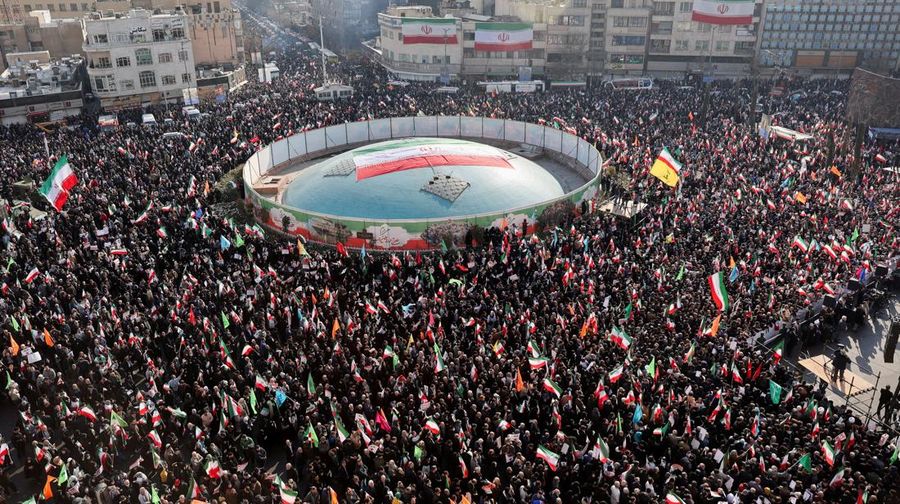 Warga Iran menghadiri unjuk rasa pro-pemerintah di Taheran, Iran, Senin (12/1/2026). (Stringer/WANA via REUTERS)