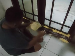 Viral Tambal Jendela Pakai Mentega, Nggak Nyangka Ampuh Cegah Banjir Masuk