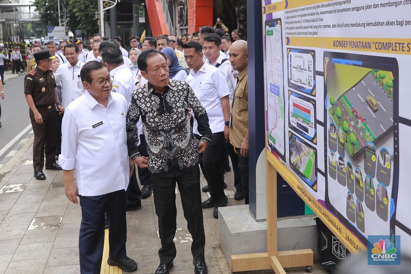 Gubernur DKI Jakarta Pramono Anung didampingi Gubernur DKI Jakarta ke-12 Sutiyoso, Wakil Gubernur Rano Karno menyaksikan seremonial Pembongkaran tiang monorel di Kawasan Rasuna Said, Jakarta, Rabu (14/1/2026). (CNBC Indonesia/Muhammad Sabki)