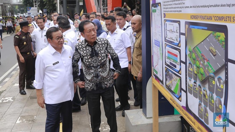 Gubernur DKI Jakarta Pramono Anung didampingi Gubernur DKI Jakarta ke-12 Sutiyoso, Wakil Gubernur Rano Karno menyaksikan seremonial Pembongkaran tiang monorel di Kawasan Rasuna Said, Jakarta, Rabu (14/1/2026). (CNBC Indonesia/Muhammad Sabki)