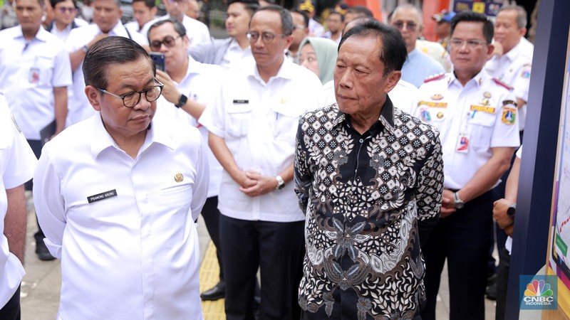 Gubernur DKI Jakarta Pramono Anung didampingi Gubernur DKI Jakarta ke-12 Sutiyoso, Wakil Gubernur Rano Karno menyaksikan seremonial Pembongkaran tiang monorel di Kawasan Rasuna Said, Jakarta, Rabu (14/1/2026). (CNBC Indonesia/Muhammad Sabki)