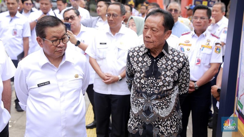 Gubernur DKI Jakarta Pramono Anung didampingi Gubernur DKI Jakarta ke-12 Sutiyoso, Wakil Gubernur Rano Karno menyaksikan seremonial Pembongkaran tiang monorel di Kawasan Rasuna Said, Jakarta, Rabu (14/1/2026). (CNBC Indonesia/Muhammad Sabki)