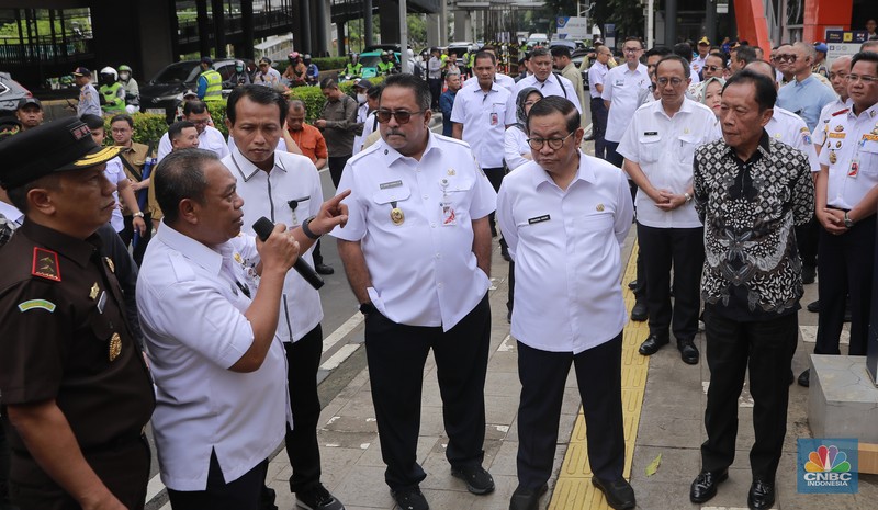 Gubernur DKI Jakarta Pramono Anung didampingi Gubernur DKI Jakarta ke-12 Sutiyoso, Wakil Gubernur Rano Karno menyaksikan seremonial Pembongkaran tiang monorel di Kawasan Rasuna Said, Jakarta, Rabu (14/1/2026). (CNBC Indonesia/Muhammad Sabki)