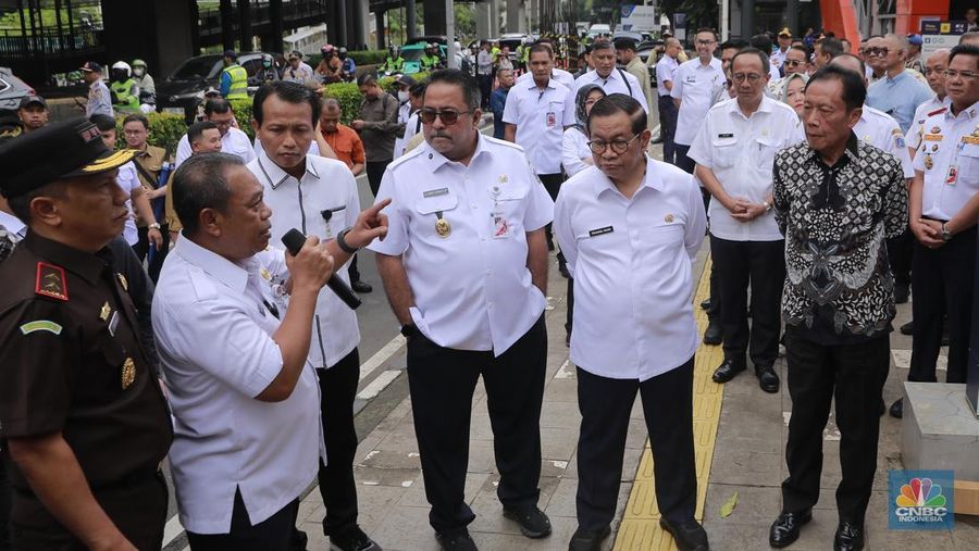 Gubernur DKI Jakarta Pramono Anung didampingi Gubernur DKI Jakarta ke-12 Sutiyoso, Wakil Gubernur Rano Karno menyaksikan seremonial Pembongkaran tiang monorel di Kawasan Rasuna Said, Jakarta, Rabu (14/1/2026). (CNBC Indonesia/Muhammad Sabki)