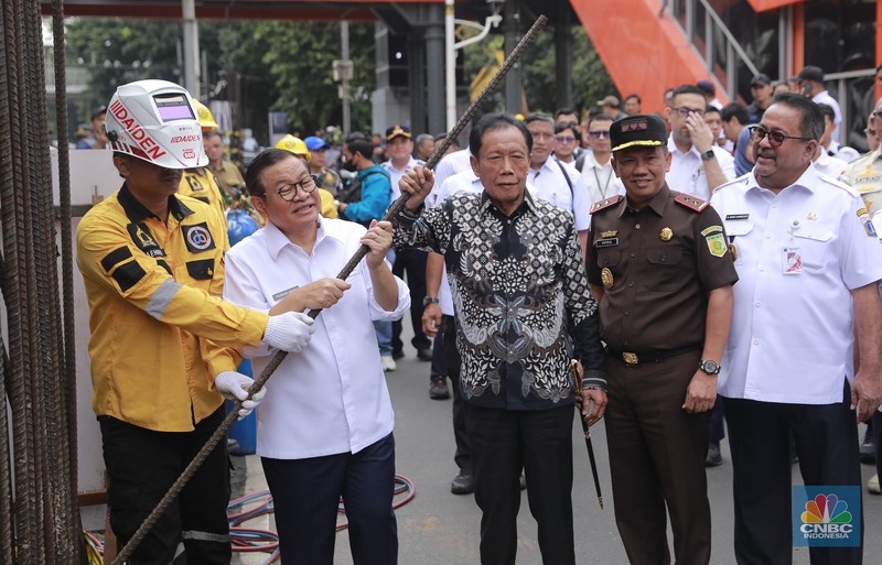 Gubernur DKI Jakarta Pramono Anung didampingi Gubernur DKI Jakarta ke-12 Sutiyoso, Wakil Gubernur Rano Karno menyaksikan seremonial Pembongkaran tiang monorel di Kawasan Rasuna Said, Jakarta, Rabu (14/1/2026). (CNBC Indonesia/Muhammad Sabki)