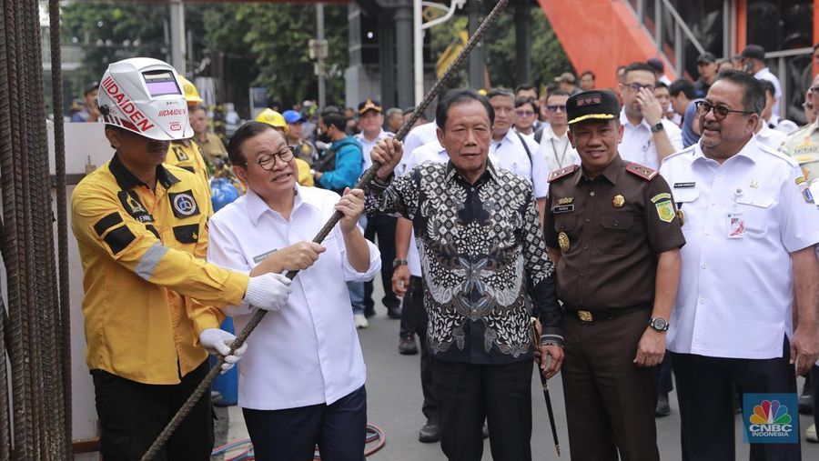 Gubernur DKI Jakarta Pramono Anung didampingi Gubernur DKI Jakarta ke-12 Sutiyoso, Wakil Gubernur Rano Karno menyaksikan seremonial Pembongkaran tiang monorel di Kawasan Rasuna Said, Jakarta, Rabu (14/1/2026). (CNBC Indonesia/Muhammad Sabki)