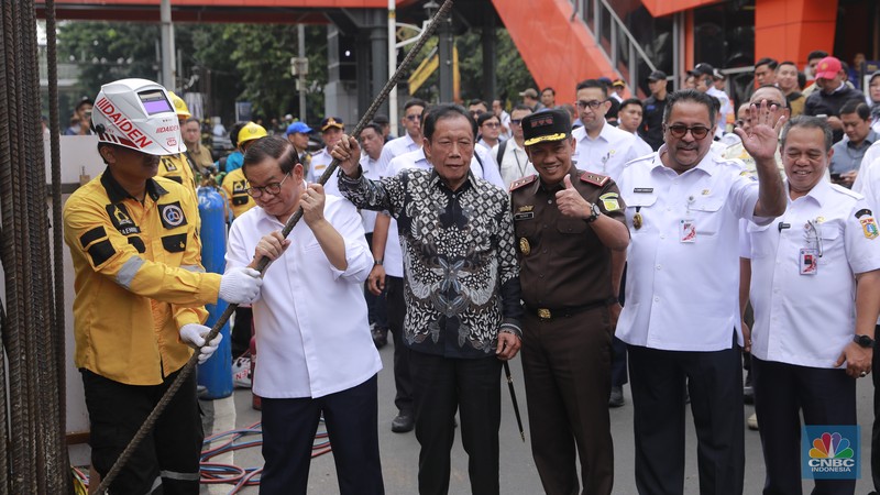 Gubernur DKI Jakarta Pramono Anung didampingi Gubernur DKI Jakarta ke-12 Sutiyoso, Wakil Gubernur Rano Karno menyaksikan seremonial Pembongkaran tiang monorel di Kawasan Rasuna Said, Jakarta, Rabu (14/1/2026). (CNBC Indonesia/Muhammad Sabki)