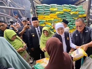 Jelang Ramadan Warga Gresik Padati Pasar Murah Pemprov Jatim