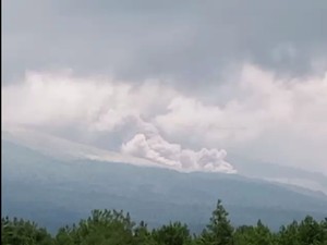 Semeru Erupsi, Awan Panas Guguran Meluncur 5 Kilometer