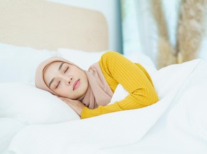 Tidur Membelakangi Pasangan Saat Marah, Bagaimana Hukumnya?