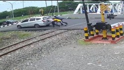 Heroik! Kabid Humas Polda Jateng Selamatkan Mobil Mogok dari Tertabrak KA