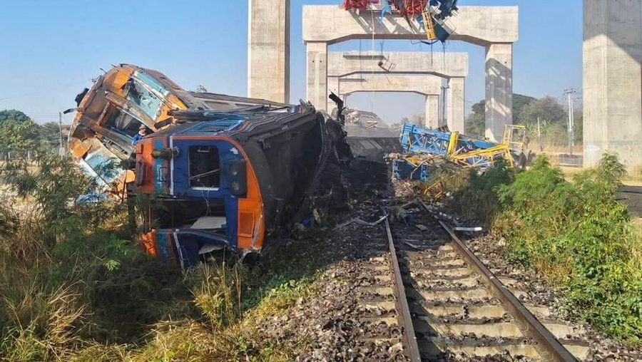 Kondisi kereta api yang anjlok setelah tertimpa robohnya crane proyek Kereta Cepat di Bangkok, Thailand, Rabu (14/1/2026). (Tangkapan Layar Video/REUTERS)