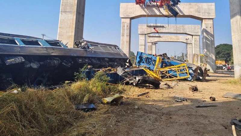 Kondisi kereta api yang anjlok setelah tertimpa robohnya crane proyek Kereta Cepat di Bangkok, Thailand, Rabu (14/1/2026). (Tangkapan Layar Video/REUTERS)