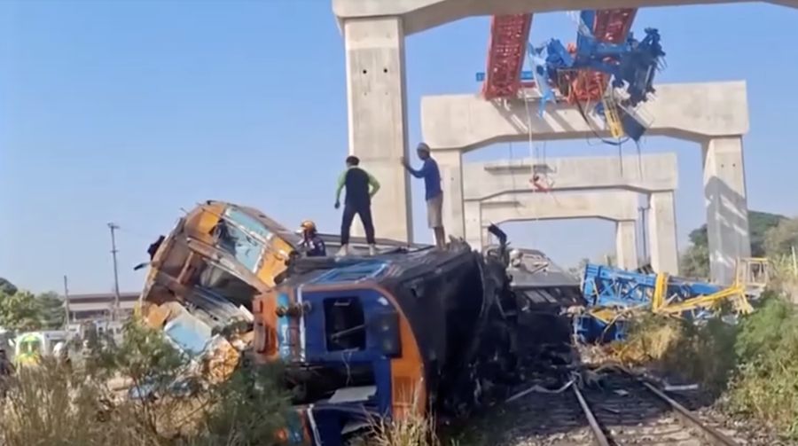 Kondisi kereta api yang anjlok setelah tertimpa robohnya crane proyek Kereta Cepat di Bangkok, Thailand, Rabu (14/1/2026). (Tangkapan Layar Video/REUTERS)