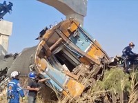 Update Crane Ambruk Timpa Kereta, Korban Jiwa Bertambah-Situasi Kacau