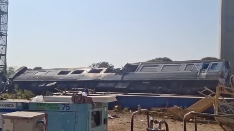 Kondisi kereta api yang anjlok setelah tertimpa robohnya crane proyek Kereta Cepat di Bangkok, Thailand, Rabu (14/1/2026). (Tangkapan Layar Video/REUTERS)