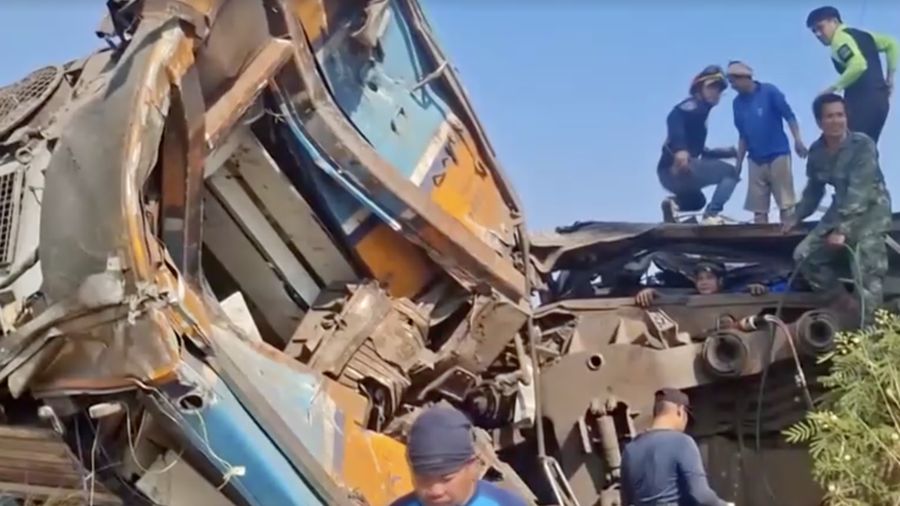 Kondisi kereta api yang anjlok setelah tertimpa robohnya crane proyek Kereta Cepat di Bangkok, Thailand, Rabu (14/1/2026). (Tangkapan Layar Video/REUTERS)