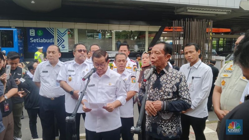 Gubernur DKI Jakarta Pramono Anung didampingi Gubernur DKI Jakarta ke-12 Sutiyoso, Wakil Gubernur Rano Karno menyaksikan seremonial Pembongkaran tiang monorel di Kawasan Rasuna Said, Jakarta, Rabu (14/1/2026). (CNBC Indonesia/Muhammad Sabki)